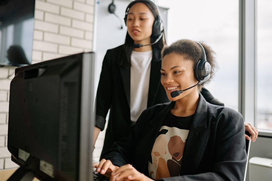 two women with headsets working as call center agents — Docs: El ferry del amanecer: boletos en la billetera, horario guardado offline.