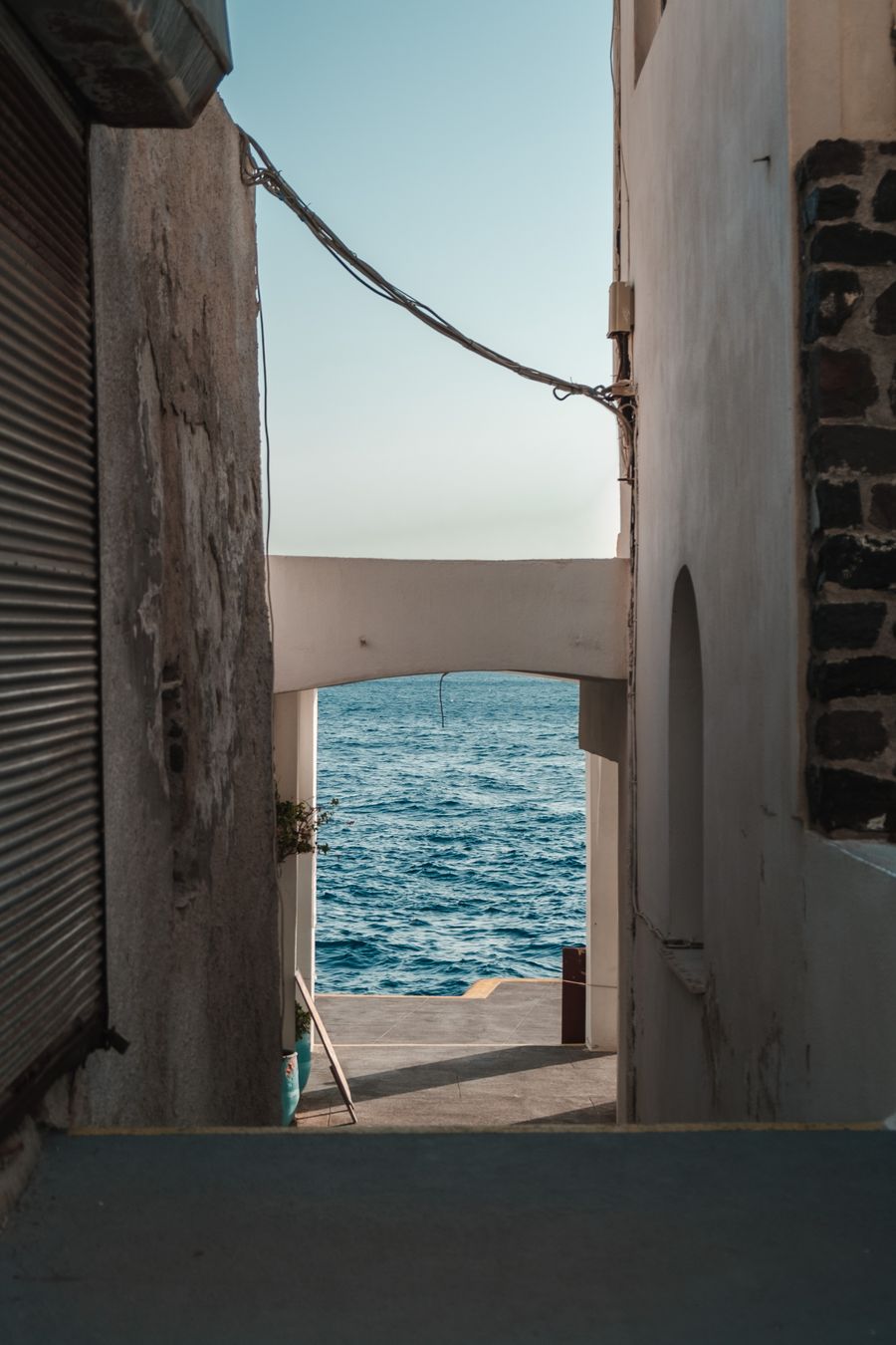 an empty alley near the ocean — Changelog: Sin «correcciones y mejoras» — cada entrada dice qué cambió de verdad.