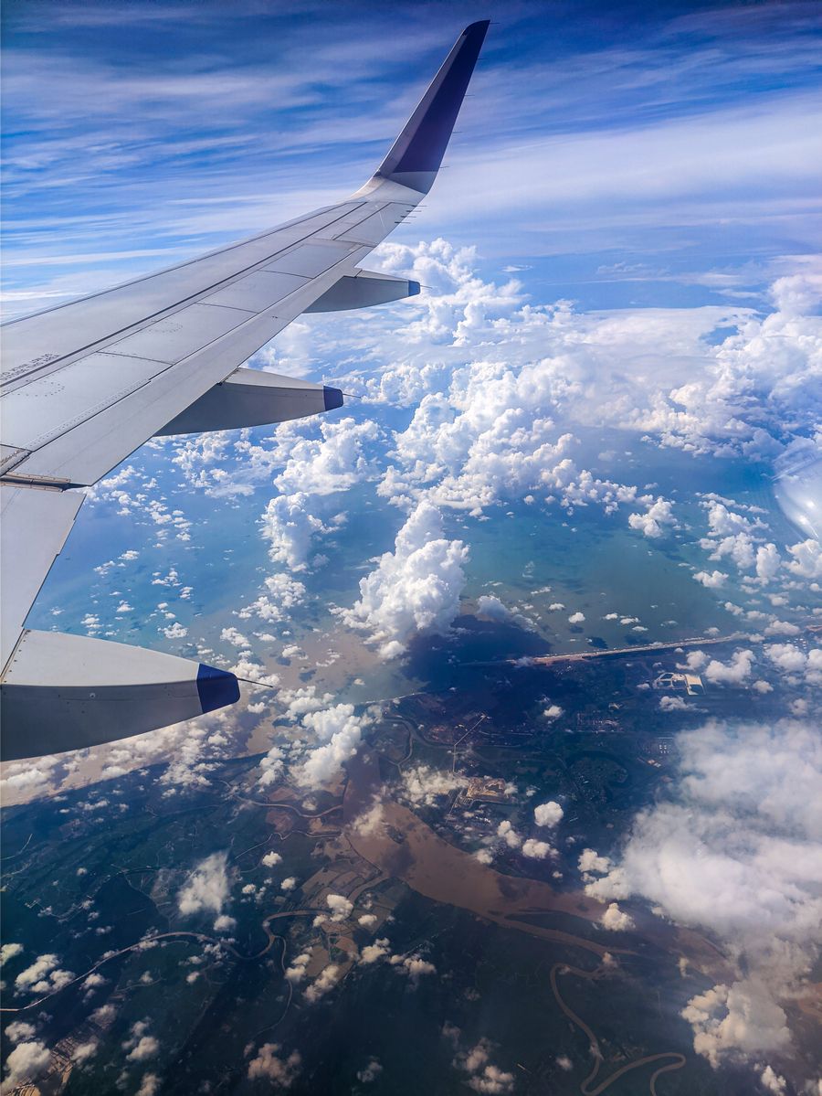 photo of an airplane wing over white clouds — La notificación de instalación confirma: plan listo, antes del despegue.